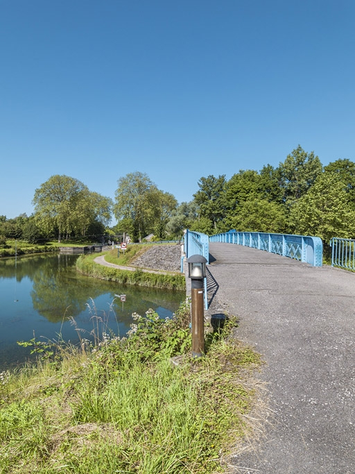 Vue du dessus, avec à gauche le site d'écluse 18. © Thierry Kuntz / Région Bourgogne-Franche-Comté, Inventaire du patrimoine - 2016 Vue du dessus, avec à gauche le site d'écluse 18. © Thierry Kuntz / Région Bourgogne-Franche-Comté, Inventaire du patrimoine - 2016