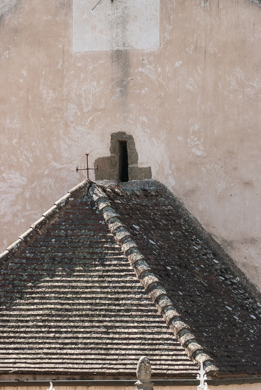 Détail d'une petite baie au dessus du toit de la sacristie. © Pierre-Marie Barbe-Richaud / Région Bourgogne-Franche-Comté, Inventaire du patrimoine - 2016