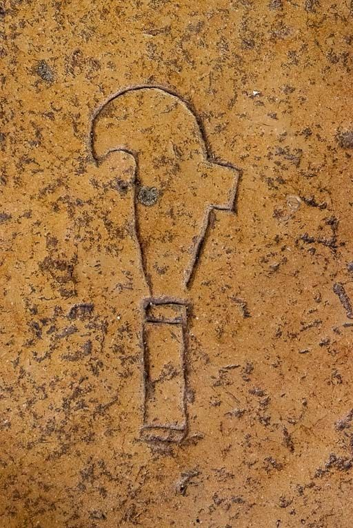 Détail d'outil de vigneron sur une dalle funéraire. © Pierre-Marie Barbe-Richaud / Région Bourgogne-Franche-Comté, Inventaire du patrimoine - 2017