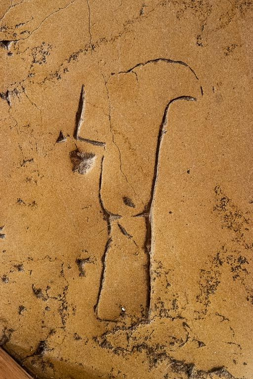 Détail d'outil de vigneron sur une dalle funéraire. © Pierre-Marie Barbe-Richaud / Région Bourgogne-Franche-Comté, Inventaire du patrimoine - 2017