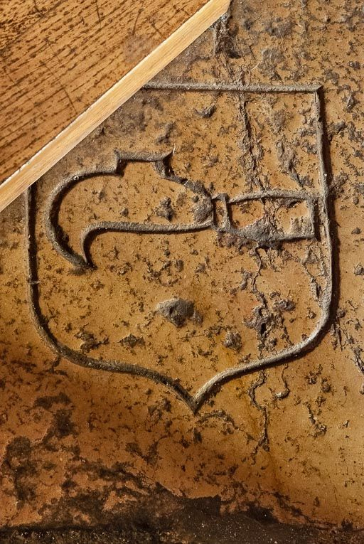 Détail d'outil de vigneron sur une dalle funéraire. © Pierre-Marie Barbe-Richaud / Région Bourgogne-Franche-Comté, Inventaire du patrimoine - 2017