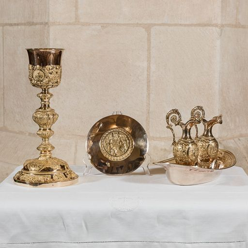 Vue d'ensemble du calice, de la patène et des burettes. © Pierre-Marie Barbe-Richaud / Région Bourgogne-Franche-Comté, Inventaire du patrimoine - 2017