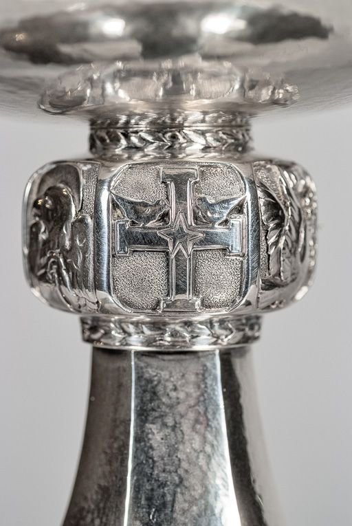 Détail de la face représentant une croix avec deux oiseaux. © Pierre-Marie Barbe-Richaud / Région Bourgogne-Franche-Comté, Inventaire du patrimoine - 2017