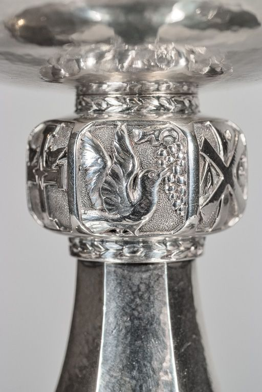 Détail de la face représentant un oiseau picorant du raisin. © Pierre-Marie Barbe-Richaud / Région Bourgogne-Franche-Comté, Inventaire du patrimoine - 2017