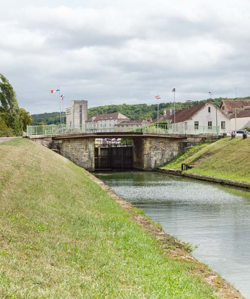 Vue d'ensemble du pont (en 2017). © Pierre-Marie Barbe-Richaud / Région Bourgogne-Franche-Comté, Inventaire du patrimoine - 2017