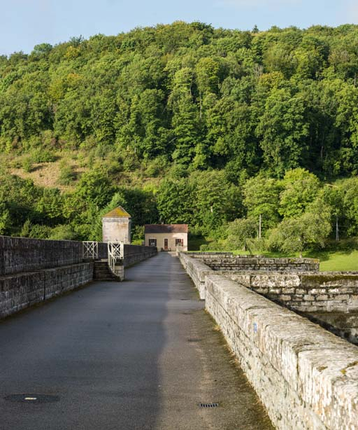 Vue générale de la maison dans l'alignement de la digue. © Pierre-Marie Barbe-Richaud / Région Bourgogne-Franche-Comté, Inventaire du patrimoine - 2017 Vue générale de la maison dans l'alignement de la digue. © Pierre-Marie Barbe-Richaud / Région Bourgogne-Franche-Comté, Inventaire du patrimoine - 2017