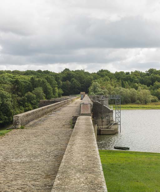 Vue rapprochée du barrage. © Pierre-Marie Barbe-Richaud / Région Bourgogne-Franche-Comté, Inventaire du patrimoine - 2017 Vue rapprochée du barrage. © Pierre-Marie Barbe-Richaud / Région Bourgogne-Franche-Comté, Inventaire du patrimoine - 2017
