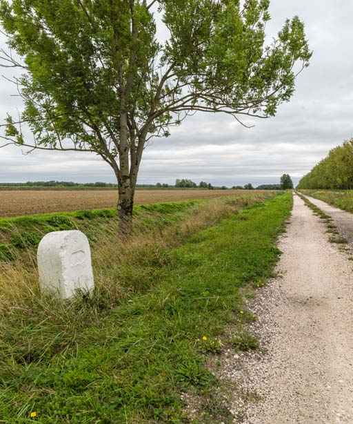 Vue d'ensemble de la borne et du chemin de halage. © Pierre-Marie Barbe-Richaud / Région Bourgogne-Franche-Comté, Inventaire du patrimoine - 2017