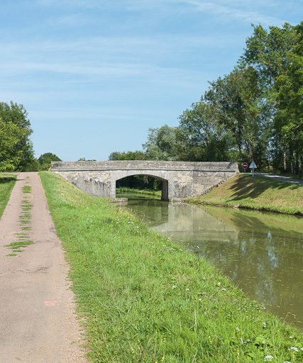 Vue d'ensemble du pont. © Pierre-Marie Barbe-Richaud / Région Bourgogne-Franche-Comté, Inventaire du patrimoine - 2017