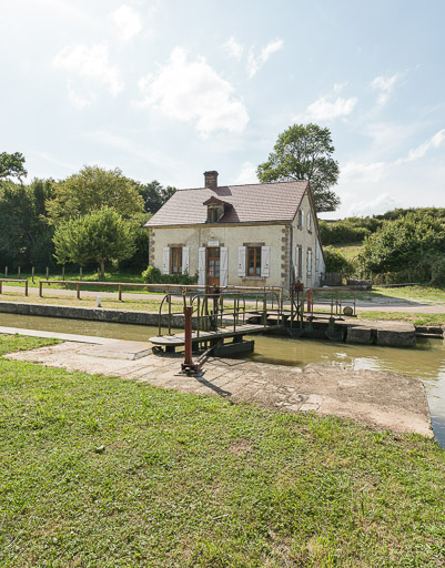 Vue du sas et de la maison éclusière. © Pierre-Marie Barbe-Richaud / Région Bourgogne-Franche-Comté, Inventaire du patrimoine - 2017