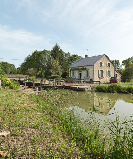 Vue du sas et de la maison éclusière. © Pierre-Marie Barbe-Richaud / Région Bourgogne-Franche-Comté, Inventaire du patrimoine - 2017