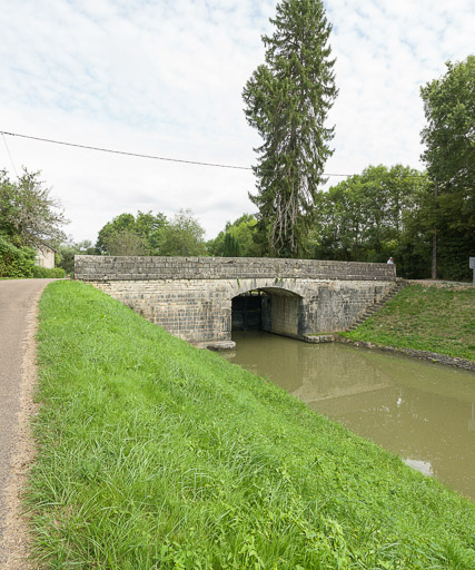 Vue d'ensemble du pont. © Pierre-Marie Barbe-Richaud / Région Bourgogne-Franche-Comté, Inventaire du patrimoine - 2017