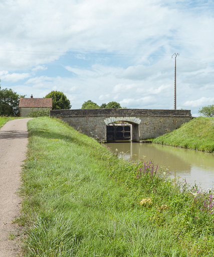 Vue d'ensemble du pont. © Pierre-Marie Barbe-Richaud / Région Bourgogne-Franche-Comté, Inventaire du patrimoine - 2017