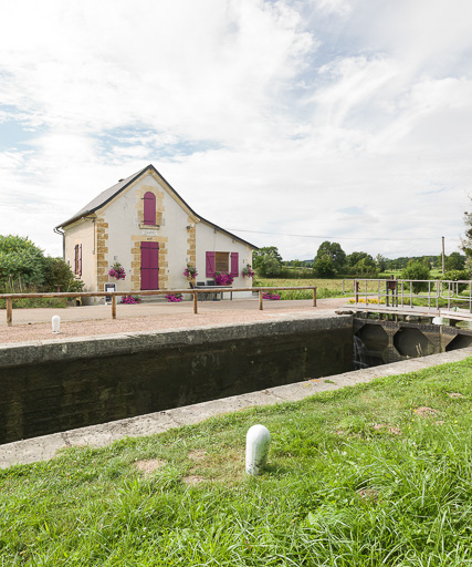 Vue du sas et de la maison éclusière. © Pierre-Marie Barbe-Richaud / Région Bourgogne-Franche-Comté, Inventaire du patrimoine - 2017