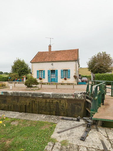 Vue du sas et de la maison éclusière. © Pierre-Marie Barbe-Richaud / Région Bourgogne-Franche-Comté, Inventaire du patrimoine - 2017