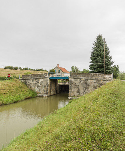 Vue d'ensemble du pont. © Pierre-Marie Barbe-Richaud / Région Bourgogne-Franche-Comté, Inventaire du patrimoine - 2017