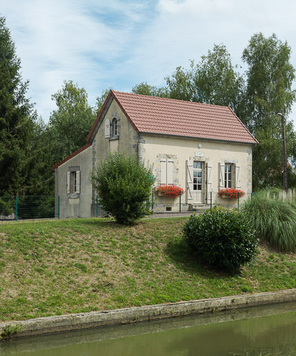 Vue rapprochée de la maison éclusière. © Pierre-Marie Barbe-Richaud / Région Bourgogne-Franche-Comté, Inventaire du patrimoine - 2017