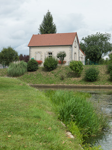 Vue de la maison éclusière et du canal. © Pierre-Marie Barbe-Richaud / Région Bourgogne-Franche-Comté, Inventaire du patrimoine - 2017