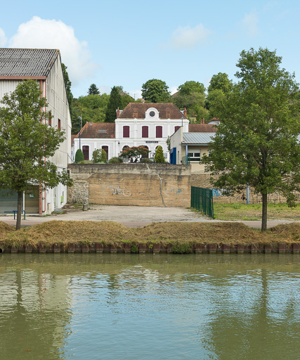 Vue de la gare et du canal. © Pierre-Marie Barbe-Richaud / Région Bourgogne-Franche-Comté, Inventaire du patrimoine - 2017