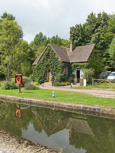 Vue de la maison éclusière. © Pierre-Marie Barbe-Richaud / Région Bourgogne-Franche-Comté, Inventaire du patrimoine - 2017