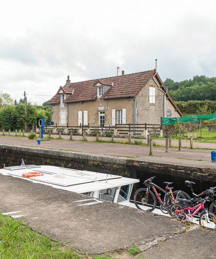 Vue du sas et de la maison éclusière. © Pierre-Marie Barbe-Richaud / Région Bourgogne-Franche-Comté, Inventaire du patrimoine - 2017