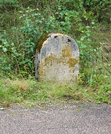 Vue de la borne de grand gabarit située en face du déversoir de fond. © Pierre-Marie Barbe-Richaud / Région Bourgogne-Franche-Comté, Inventaire du patrimoine - 2017