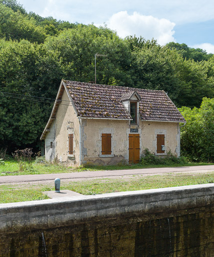 Vue du sas et de la maison éclusière. © Pierre-Marie Barbe-Richaud / Région Bourgogne-Franche-Comté, Inventaire du patrimoine - 2017