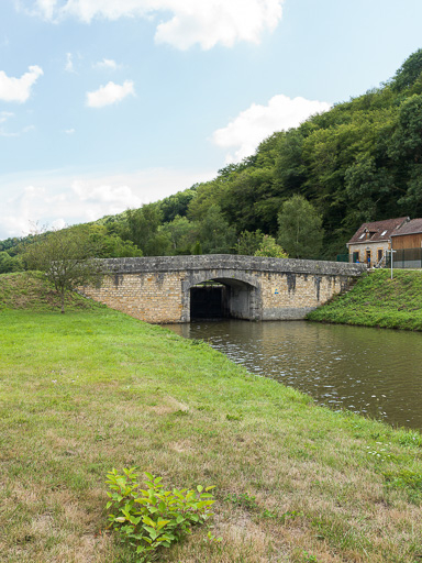 Vue d'ensemble du pont. © Pierre-Marie Barbe-Richaud / Région Bourgogne-Franche-Comté, Inventaire du patrimoine - 2017