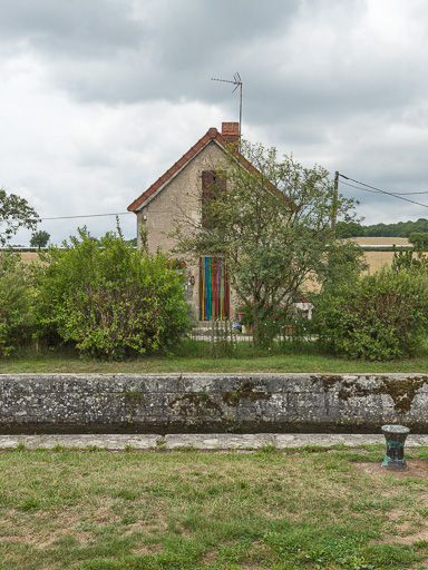 Vue du premier sas et de la maison éclusière. © Pierre-Marie Barbe-Richaud / Région Bourgogne-Franche-Comté, Inventaire du patrimoine - 2017
