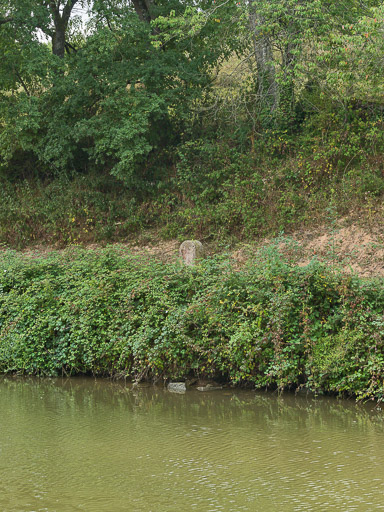 Borne en aval du site d'écluse, sur la rive gauche. © Pierre-Marie Barbe-Richaud / Région Bourgogne-Franche-Comté, Inventaire du patrimoine - 2017