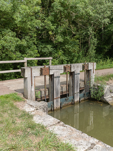 Le déversoir de fond, côté canal. © Pierre-Marie Barbe-Richaud / Région Bourgogne-Franche-Comté, Inventaire du patrimoine - 2017