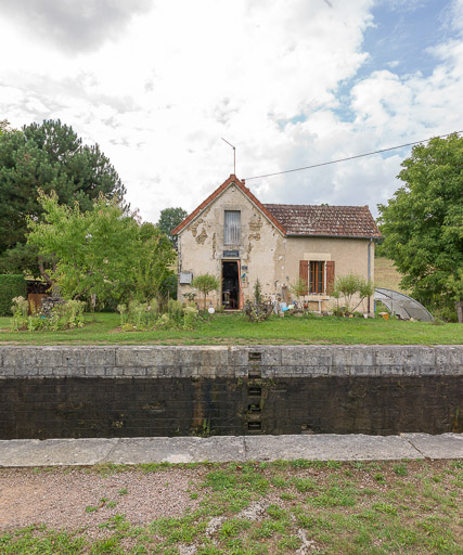 Vue du sas et de la maison éclusière. © Pierre-Marie Barbe-Richaud / Région Bourgogne-Franche-Comté, Inventaire du patrimoine - 2017