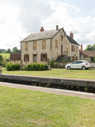 Vue du sas et de la maison éclusière. © Pierre-Marie Barbe-Richaud / Région Bourgogne-Franche-Comté, Inventaire du patrimoine - 2017
