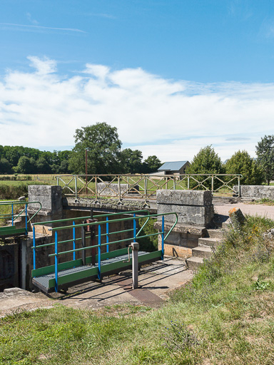 Vue rapprochée du pont et des escaliers. © Pierre-Marie Barbe-Richaud / Région Bourgogne-Franche-Comté, Inventaire du patrimoine - 2017