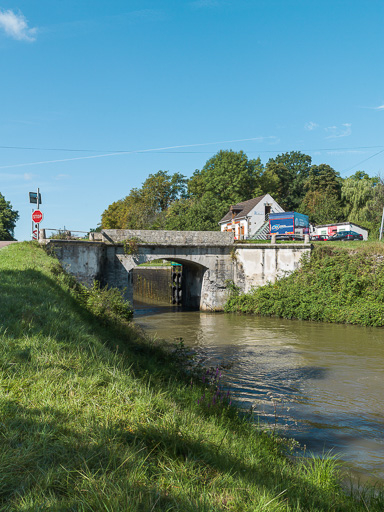 Vue d'ensemble du pont. © Pierre-Marie Barbe-Richaud / Région Bourgogne-Franche-Comté, Inventaire du patrimoine - 2017