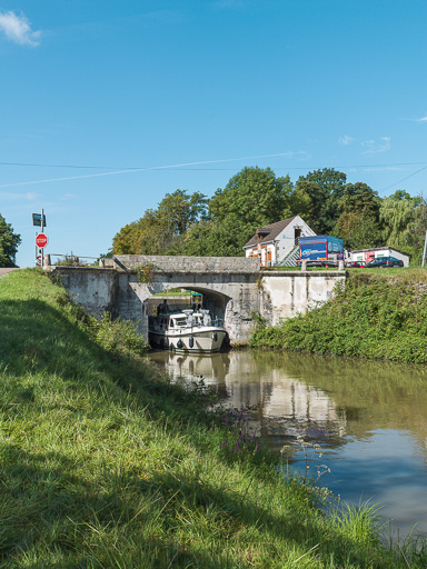 Vue d'ensemble du pont, avec passage d'un bateau. © Pierre-Marie Barbe-Richaud / Région Bourgogne-Franche-Comté, Inventaire du patrimoine - 2017