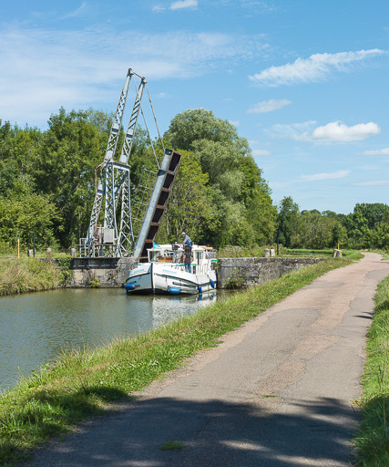 Vue du pont mobile, au passage d'un bateau. © Pierre-Marie Barbe-Richaud / Région Bourgogne-Franche-Comté, Inventaire du patrimoine - 2017