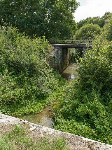 Vue de l'aqueduc, au premier plan, et du ruisseau. © Pierre-Marie Barbe-Richaud / Région Bourgogne-Franche-Comté, Inventaire du patrimoine - 2017