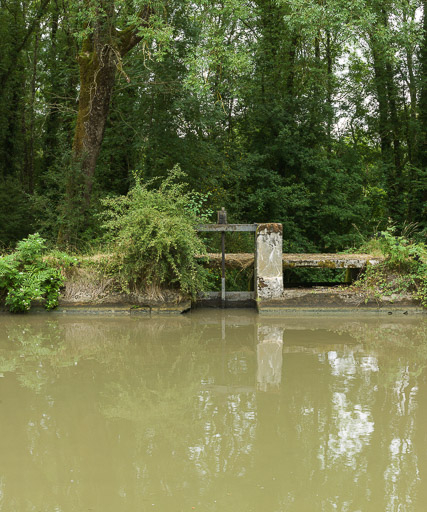L'aqueduc. © Pierre-Marie Barbe-Richaud / Région Bourgogne-Franche-Comté, Inventaire du patrimoine - 2017 L'aqueduc. © Pierre-Marie Barbe-Richaud / Région Bourgogne-Franche-Comté, Inventaire du patrimoine - 2017