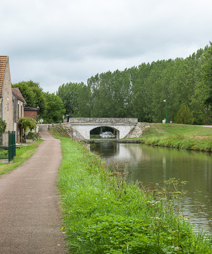 Vue d'ensemble du site et du pont. © Pierre-Marie Barbe-Richaud / Région Bourgogne-Franche-Comté, Inventaire du patrimoine - 2017