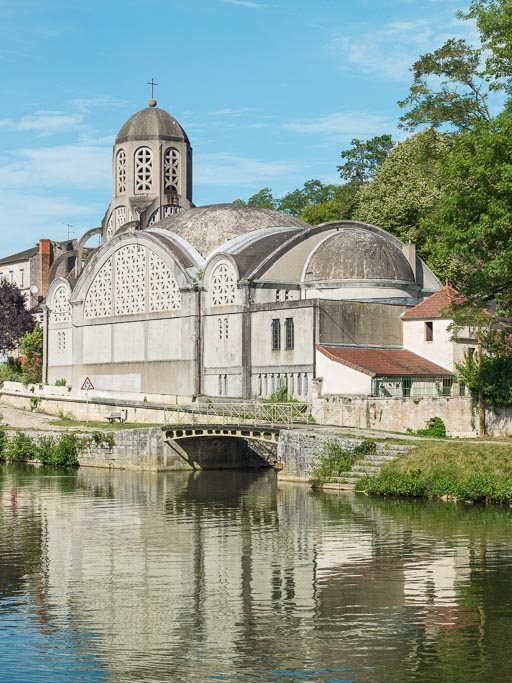 Vue d'ensemble depuis le canal du Nivernais. © Pierre-Marie Barbe-Richaud / Région Bourgogne-Franche-Comté, Inventaire du patrimoine - 2017