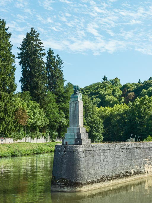 Vue du buste de Jean Rouvet, inventeur des flottages du bois, à l'entrée du pertuis.  © Pierre-Marie Barbe-Richaud / Région Bourgogne-Franche-Comté, Inventaire du patrimoine - 2017