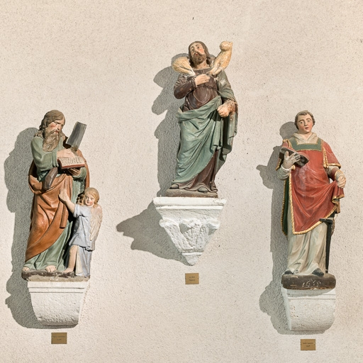 La statue de saint Laurent est à droite. Au centre, le Bon Pasteur. A gauche, saint Matthieu. © Pierre-Marie Barbe-Richaud / Région Bourgogne-Franche-Comté, Inventaire du patrimoine - 2017