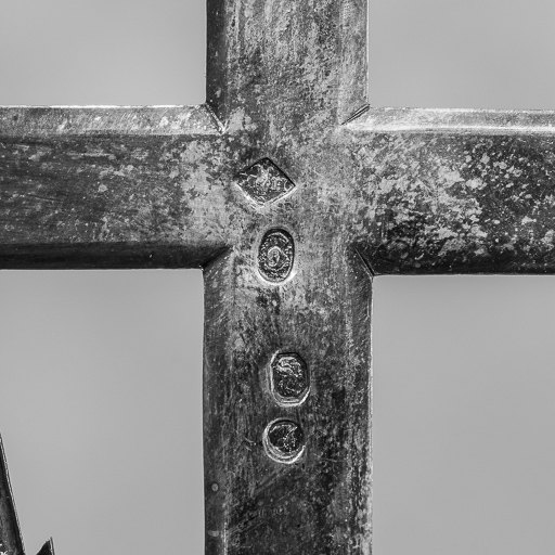 Poinçons au revers de la croix. © Pierre-Marie Barbe-Richaud / Région Bourgogne-Franche-Comté, Inventaire du patrimoine - 2017