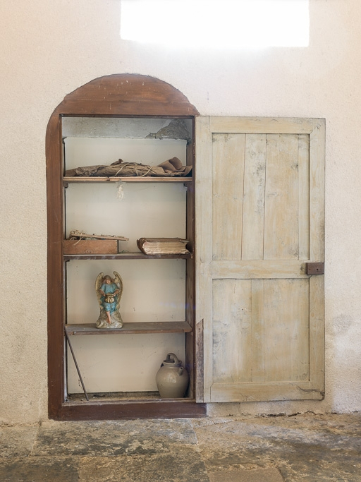 Nef, deuxième travée, élévation sud, porte murée transformée en placard. © Pierre-Marie Barbe-Richaud / Région Bourgogne-Franche-Comté, Inventaire du patrimoine - 2017