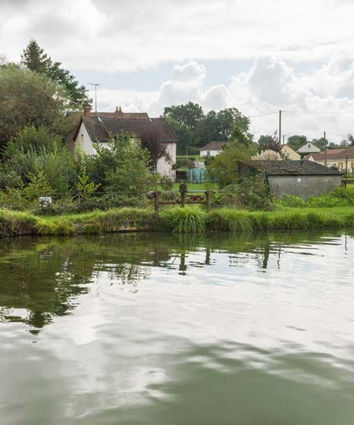 Vue de la prise d'eau, avec le canal au premier plan. © Pierre-Marie Barbe-Richaud / Région Bourgogne-Franche-Comté, Inventaire du patrimoine - 2017