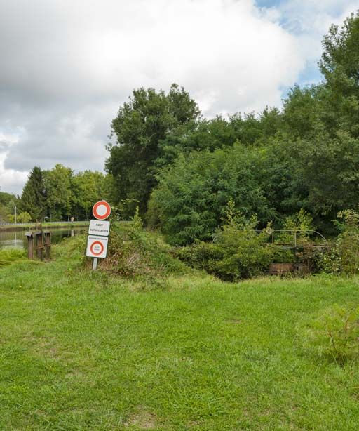 A gauche, le canal avec la prise d'eau. A droite, la passerelle sous laquelle passe le ruisseau du Moulin de Fougère qui part ensuite contourner l'étang du Fourneau. © Pierre-Marie Barbe-Richaud / Région Bourgogne-Franche-Comté, Inventaire du patrimoine - 2017