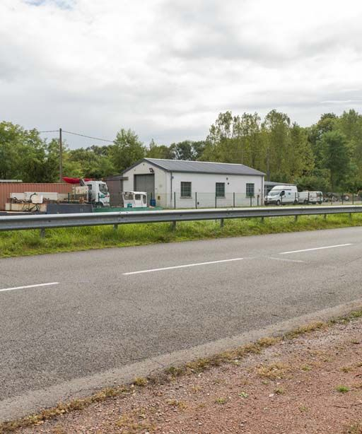 Vue du site. L'aqueduc passe sous la route (au premier plan), le canal (derrière la glissière) et le bâtiment. Il relie la Bourbince à l'étang. © Pierre-Marie Barbe-Richaud / Région Bourgogne-Franche-Comté, Inventaire du patrimoine - 2017