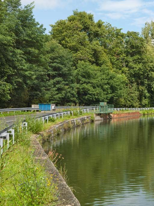 Vue de l'aqueduc et du déversoir à trois vannes. © Pierre-Marie Barbe-Richaud / Région Bourgogne-Franche-Comté, Inventaire du patrimoine - 2017