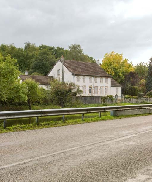 Vue d'ensemble de la demeure et du canal. © Pierre-Marie Barbe-Richaud / Région Bourgogne-Franche-Comté, Inventaire du patrimoine - 2017